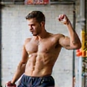 Atleta haciendo ejercicio con énfasis en una alimentación equilibrada